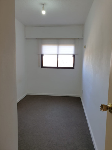 Apartamento En Octavo Piso , Tres Dormitorios Dos Baños.