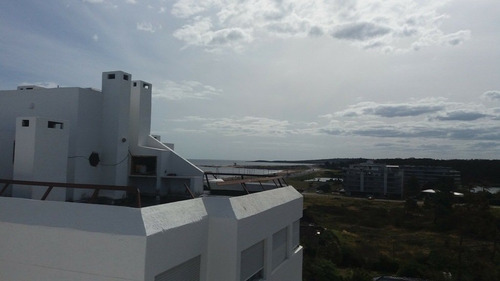 Apartamento En Venta De 2 Dormitorios En Playa Mansa