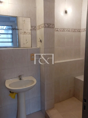 Alquiler Monoambiente Amplio En Planta Baja Con Patio En Tres Cruces