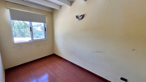 Casa De 4 Pisos En Rojas Magallanes, Avda. La Florida