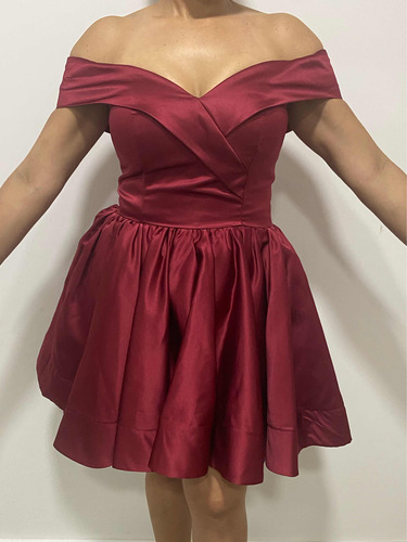 Vestido En Satén Color Bordo Escote En V Y Hombros Bajos