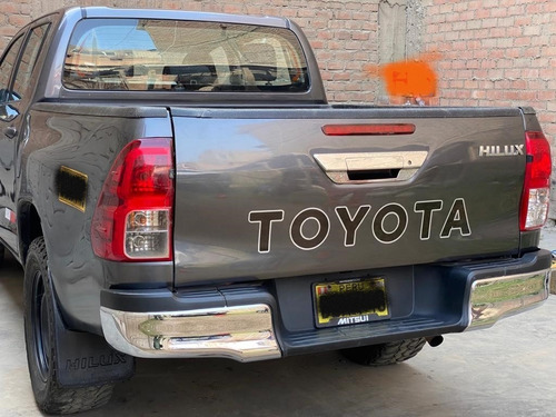 Imagen 16 de 18 de Excelente Camioneta Toyota Hilux 4x4 Sr, 65000km Del 2019