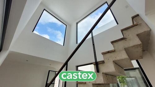 Casa A La Venta De 5 Ambientes En El Barrio Santa Ana En Villanueva.