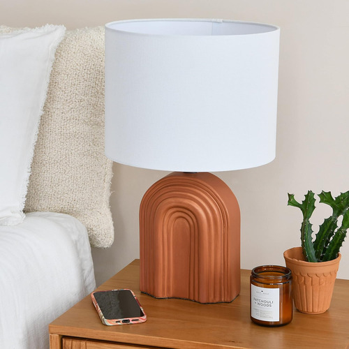 Mesa De Gres Tallada Con Lámpara De Pantalla De Tambor