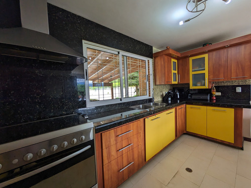 Townhouse Casa En Venta En Loma Linda. Posee Terraza Con Vista