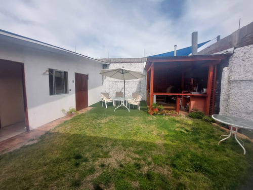Se Vende Amplia Y Cómoda Propiedad Con Excelente Ubicación
