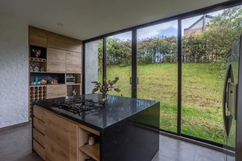 Casa En Venta En Vía Principal De Santa Elena. Cod V15184