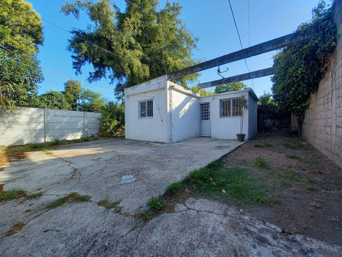 Casa Al Fondo Con Jardín Lugar Para Varios Autos. Sin Gtos. Comunes