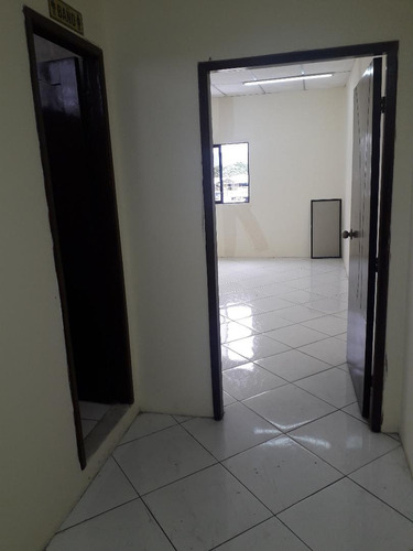 Oficina Dos Ambientes Excelente Ubicacion, Ave. Fco. De Orellana. Aire Acondicionado, Servicio De Porteria .40mt2