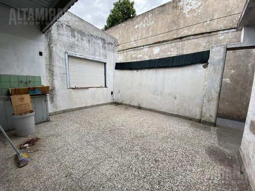 Imagen 3 de 12 de Local Tipo Casa 2 Dormitorios A Refaccionar - Villa Ballester