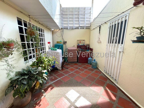 Amplia Y Cómoda Casa En Venta Al Oeste De La Ciudad, Posee Gran Distribución Interna Para El Disfrute De Tu Familia