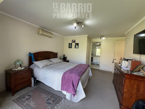 Casa En Venta De 5 Dorm. En Colina