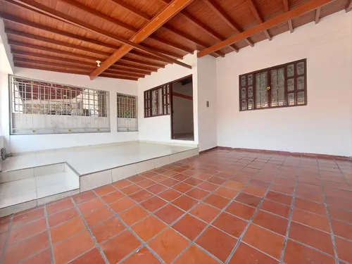 Casa En Arriendo En Prados Del Norte. Cod A24414