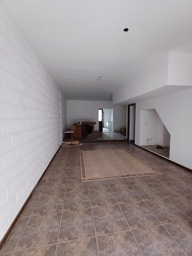 Casa Espaciosa En Victoria Con Cocina Nueva Y Techos De Doble Altura