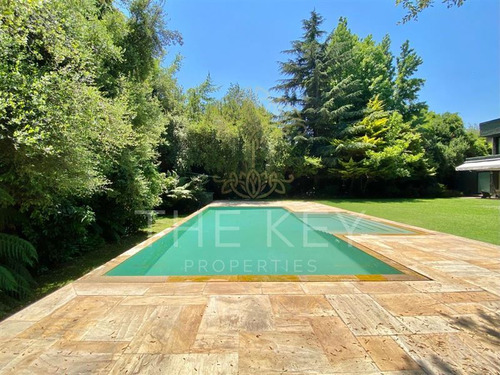 Casa En Venta De 1.300m2. Las Condes