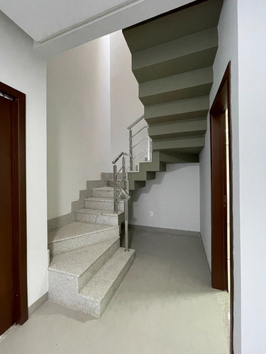 Lindos Sobrados De Alto Nível, Com Garagem Para 2 Carros, 3 Quartos Sendo 1 Deles Suíte, 3 Banheiros E Cozinha Integrada Com Sala.