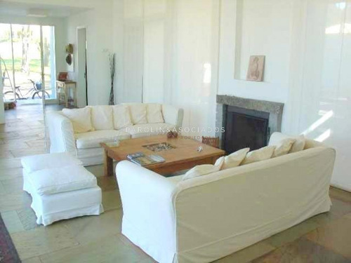 Casa De 3 Dormitorios En Manantiales- Ref: 3216