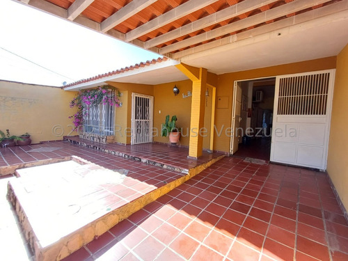 Raiza Suarez Vende Hermosa Y Muy Acogedora Casa, Con Acabados Modernos, Excelente Ubicación,, Cercanos A Establecimientos Comerciales. Cod 2           4        3         3         3       1  