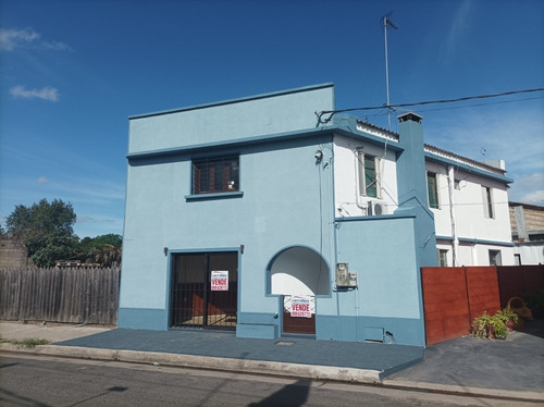 Casa En Dos Plantas Con Parrillero Y Salon Comercial , Acepta Banco , Planos .