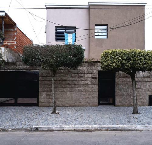 Casa  En Venta Ubicado En Berazategui,  G.b.a. Zona Sur