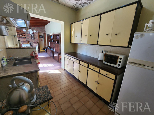 Venta De Casa De 3 Ambientes Con Cochera Y Quincho En Quilmes Oeste