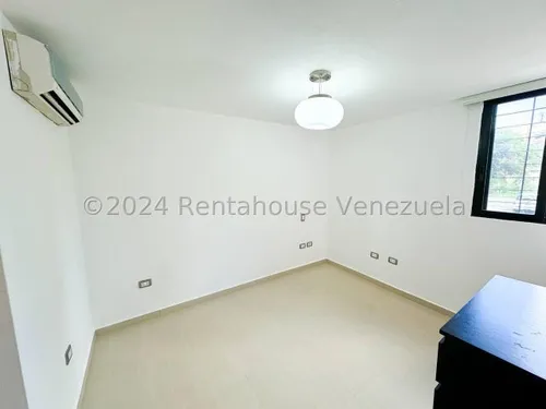 Agp Espectacular Apartamento En Planta Baja, Calle Cerrada Y Vigilancia Privada En Venta En Colinas De La Tahona 25-2354 Ys