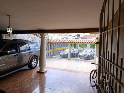 Casa En Venta En Valles De Camoruco Calle Cerrada Mcc