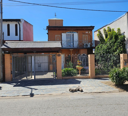 Casa En Venta - 2 Dormitorios 2 Baños - 250mts2 - La Plata