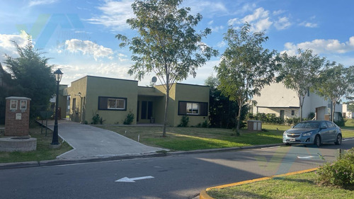 Alquiler Anual Casa En Barrio Santa Elena, Pilar Del Este.-