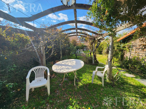 Venta De Casa De 3 Ambientes Con Cochera Y Quincho En Quilmes Oeste