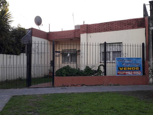 Morón Sur - Casa De 3 Ambientes Con Cochera/jardin-m/buen Estado-permuta Por Menor Valor