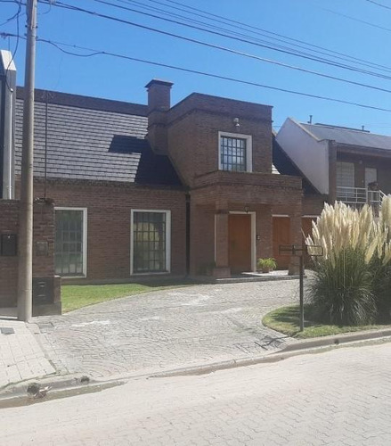 Casa En Venta - 4 Dormitorios 3 Baños 2 Cocheras - 350mts2 - Bahía Blanca