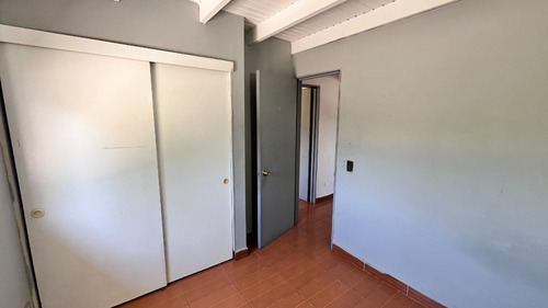 Casa De 4 Pisos En Rojas Magallanes, Avda. La Florida