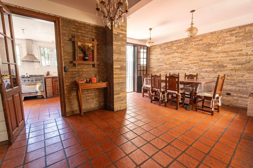 Casa 4 Ambientes Con Parque Y Cocheras