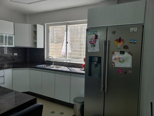 Imagen 11 de 26 de Liliana Martinez Remax Vende En Venta Townhouse Mañongo Calle Cerrada 178m2 Cd 10565