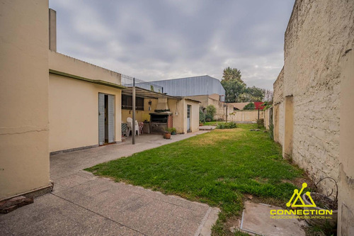 Casa 6 Ambientes En Venta. Banfield Con Pileta