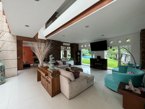 Residencia En Venta Con Alberca En Zapopan
