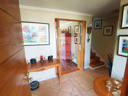 Casa En Venta De 4 Dorm. En Peñalolén