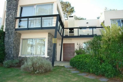 Venta De Casa 5 Dormitorios En Montoya A 200 Metros Del Mar