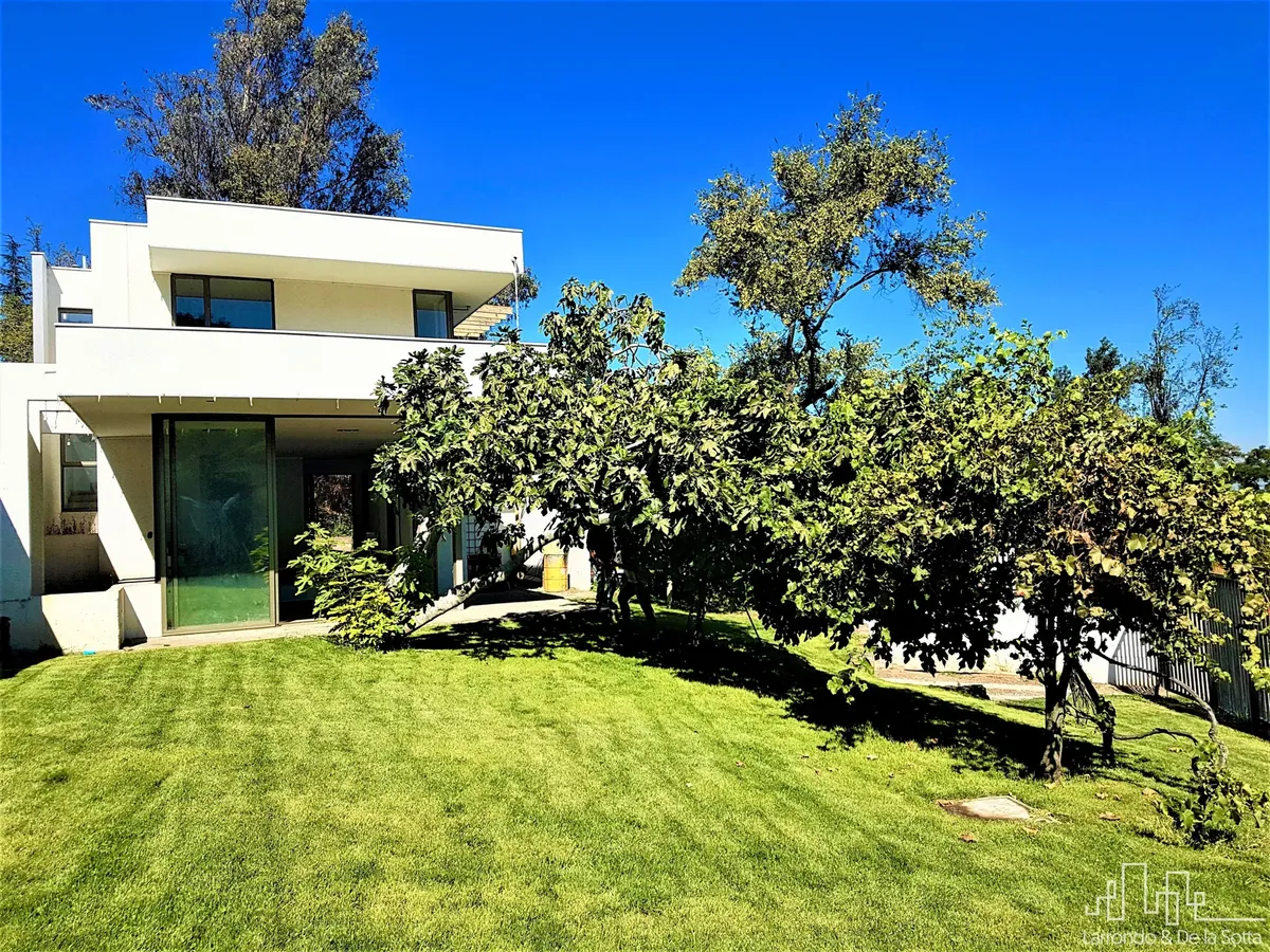 Imagen 1 de 11 de Preciosa, En Condominio 3d+3b+estar - Alvaro Casanova