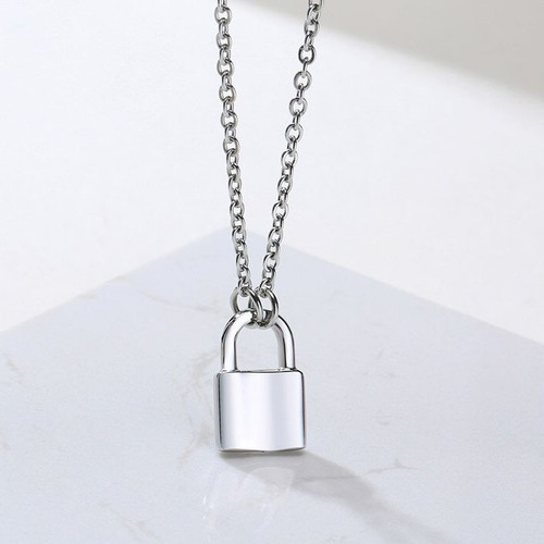 Imagem 3 de 5 de Colar Feminino Com Pingente Mini Cadeado