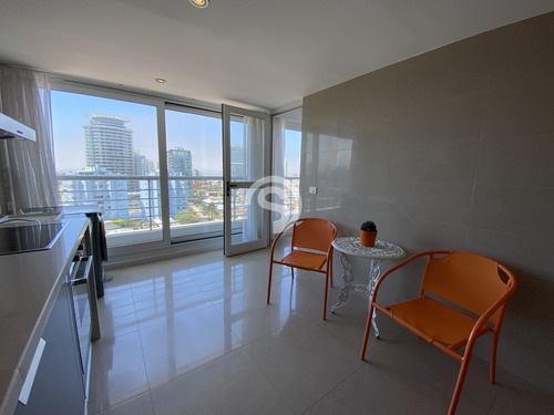 Apartamento En Mansa - Punta Del Este- Ref: 4566
