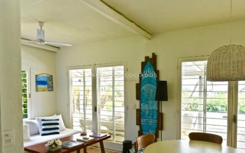 Casa En Venta De 3 Dormitorios En Manantiales- Ref: 3836