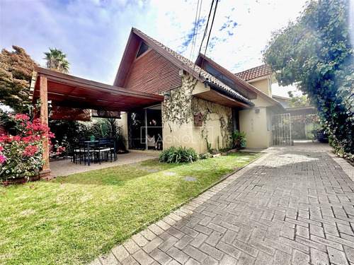 Casa En Venta De 5 Dorm. En Las Condes