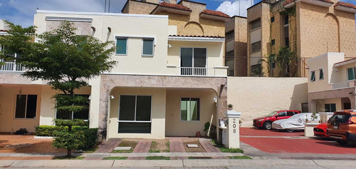 Imagen 1 de 14 de Hermosa Casa En Excelente Ubicacion !!