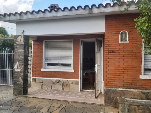 Imagen 2 de 21 de Estupendo Chalet 2 Dorm Parquet. Living Estufa Aleña. Cocina Amplia Y Baño De Época. Impecable Mantenido. Excelente Construcción En 1129 Mts2. Jardin. Garage. Entrad Lateral. Fondo Arbolado Sobre Av.