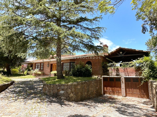 Casa De 3 Dormitorios + Dependencia En Jardines De Córdoba, Punta Del Este