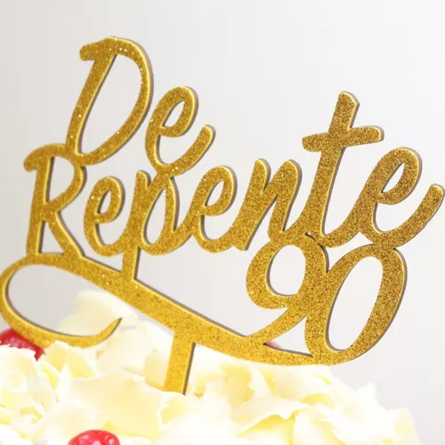 Lindo bolo de aniversário de 70 anos em suporte dourado