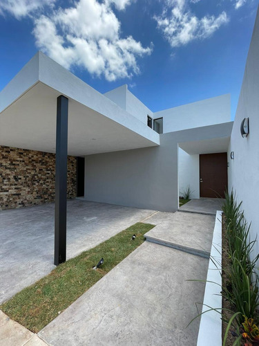 Casa En Venta Con Alberca Y 4 Recamaras En Dzityá, Mérida
