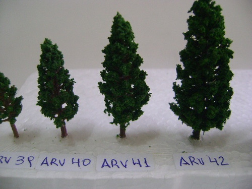 Imagen 3 de 6 de Nico 10 Pinos De 5,8 Cms Alto Plastico Y Esponja H0 (arv 41)